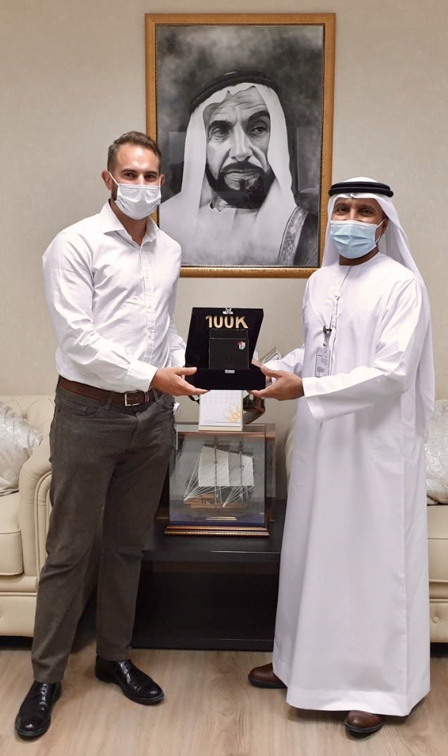 Vidsys VP, Phil Stockham, presents Abu Dhabi MCC 100K award to HE, Director General, Saeed Saif AlNeyadi
